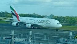 Pesawat Penumpang Terbesar di Dunia Airbus A380 Mendarat di Bali Bawa 615 Penumpang