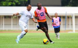 Aksi Eric Abidal dan Roberto Carlos saat Main Bola Bareng di Stadion Madya