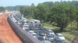 Ribuan Kendaraan Terjebak Macet di Km 82 Tol Cipali, Antre hingga Belasan Kilometer