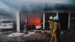 Bengkel Mobil di Joglo Kembangan Hangus Terbakar, Diduga akibat Korsleting AC