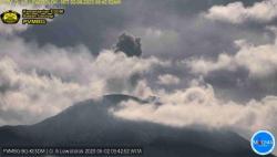 Gunung Ile Lewotolok Kembali Erupsi Jumat Pagi, Kolom Abu 700 Meter di Atas Puncak