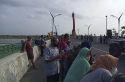 Warga Antusias Tunggu Kedatangan Presiden Jokowi Resmikan Jembatan Kretek II Bantul