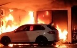 Kebakaran Landa Bengkel Mobil di Joglo Jakarta Barat, Warga Panik