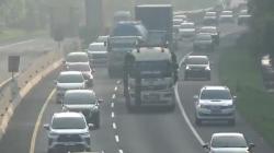 Volume Kendaraan di Tol Cipularang Padat, Bahu Jalan Digunakan untuk Menyalip
