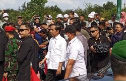 Warga Berebut Kaus dan Sembako Presiden Jokowi saat Resmikan Jembatan Kretek II Bantul 