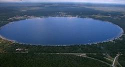 Danau Unik Satu-satunya di Dunia Berbentuk Bulat, Pemandangannya Bikin Takjub! 