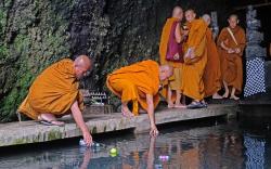 Biksu Thudong Ambil Air Suci Waisak untuk Dibawa ke Candi Borobudur