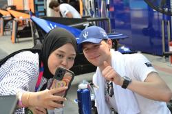 Rela Panas-panasan! Fans Formula E Jakarta Ini Beri Batik ke Pembalap