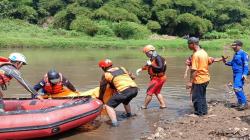 2 Pemancing Hanyut Terbawa Arus Sungai Cimanuk Garut, 1 Orang Meninggal<