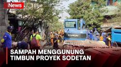 Proyek Sodetan di Klender Dipenuhi Sampah, Petugas Terjun Bersihkan Kali