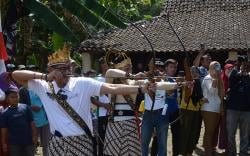 Menparekraf Sandiaga Uno Memanah di Desa Wisata Wayang Klaten