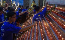 Momen Penyalaan Pelita dan Ritual Pradaksina Waisak 2567 BE di Palembang<