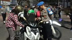 Polrestabes Bandung Gelar Razia Geng Motor, Temukan Senjata Tajam dan Pistol Mainan<