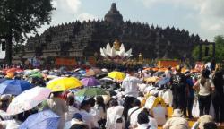 Ganjar Pranowo Hadiri Tipitaka Chanting Umat Buddha di Candi Borobudur<
