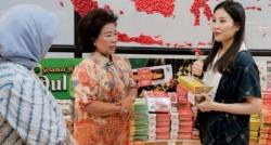 Kunjungan ke Surabaya, Angela Tanoesoedibjo Borong Sambal Bawang Bu Rudy 