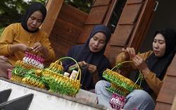 Melihat Kesibukan Ibu-Ibu di Kolaka Membuat Kerajinan Berbahan Sampah Plastik