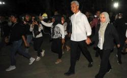 Momen Ganjar Terjebak Macet, Jalan Kaki sambil Gandeng Istri ke Lokasi Puncak Acara Waisak 