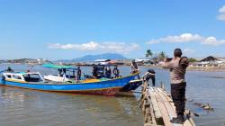 Perahu Dihantam Ombak di Pantai Bima, 5 Nelayan Selamatkan Diri Naik Boks Ikan<