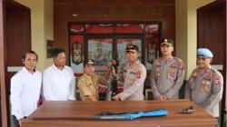 Warga Serahkan 3 Senpi ke Polres Kapuas, dari Revolver hingga Senjata Laras Panjang