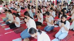 Ratusan Umat Buddha di Pantura Cirebon Ikuti Detik-Detik Tri Suci Waisak<