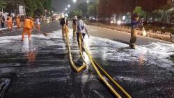 Jalan Matraman Licin akibat Tumpahan Solar, Pemotor Tewas Terlindas Truk Sampah 