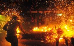 Warga Jepara Saling Serang dengan Api saat Tradisi Perang Obor