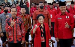 Momen Jokowi, Megawati dan Ganjar Pranowo Salam Metal saat Rakernas PDIP