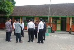 Atap Bangunan SD Semuten Dlingo Rapuh, Puluhan Siswa Direlokasi Belajar di Rumah Warga<