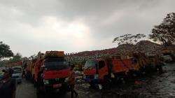 Truk Sampah di Tangerang Antre Buang Muatan gegara TPA Rawa Kucing Hampir Penuh