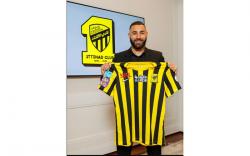 Gaya Benzema Pamer Jersey Al Ittihad, Kantongi Gaji Fantastis Rp8,8 M per Hari
