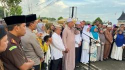Ketika Lantunan Azan Bupati Pasaman Barat Iringi Keberangkatan Jemaah Haji ke Makkah<