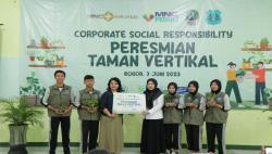 Komitmen Cinta Lingkungan, MNC Sekuritas & MNC Peduli Inisiasi Pembuatan Taman Vertikal di SMAN 1 Babakan Madang