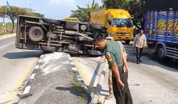 Kecelakaan di Lamongan, Mobil Angkut Uang Tabrak Tiang PJU dan Terguling