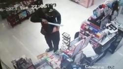 Perampok Todongkan Golok ke Kasir Minimarket di Cisarua KBB, Gasak Uang Puluhan Juta<