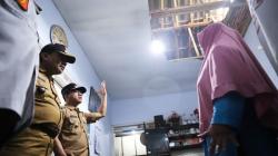 Bupati Bandung Janji Bantu Perbaikan Rumah Rusak akibat Diterjang Puting Beliung<