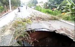 Jalan Provinsi Sumsel di Lahat Ambles, Lalu Lintas Terputus<