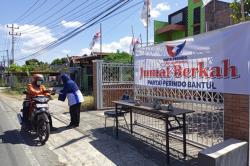 Jumat Berkah, Pengurus DPD Partai Perindo Bantul Bagikan Nasi Bungkus kepada Warga