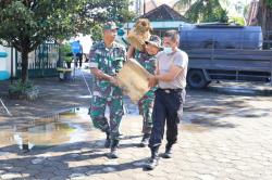  Pasca-kerusuhan di Jogja, Anggota TNI Polri Bersih-Bersih di Pendopo Tamansiswa<