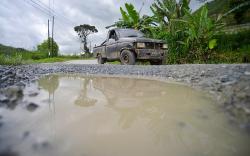 Jalan Nasional Penghubung Sumbar-Jambi Rusak Bikin Bahaya Pengendara