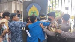 Demo di DPRD Jeneponto Ricuh, Massa dan Aparat Keamanan Saling Dorong