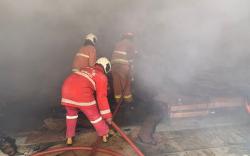 Kebakaran Hanguskan Gudang di Rawalumbu Bekasi, Diduga gegara Puntung Rokok Sambar Tumpukan Kardus<