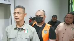 Warga Inggris Bakar Gerbang Vila di Gili Air Akhirnya Dideportasi