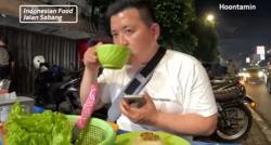 Momen Lucu YouTuber Korea Kulineran di Sabang Jakarta Pusat, Minum Air Kobokan yang Dikira Sup