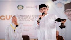 Sandiaga Uno Pesan Baju Koko ke Santri di Batang untuk Idul Adha
