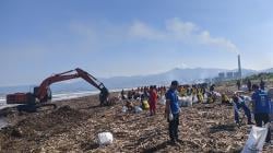Ribuan Orang Bersihkan Sampah di Pantai Talanca Sukabumi