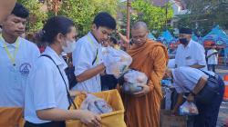 Puluhan Umat Buddha Hadiri Tradisi Pindapata di Balai Kota Solo 