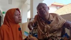 Kisah Pilu Istri Jalan Kaki Dorong Kursi Roda 10 Km Antar Suami Cuci Darah ke RS