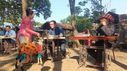 Ngarit Award Majalengka, Pencari Rumput Berbusana Necis Tampil di Catwalk