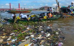 Bersih-Bersih Sungai Musi Angkut 3 Ton Sampah