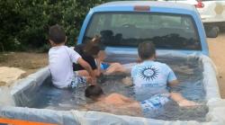 Pria Ini Ditilang Polisi Gara-Gara Jadikan Bak Mobil Pikap Kolam Renang